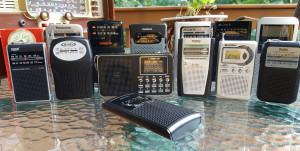 오늘날의 포켓 휴대용 라디오들의 모음 - 제니스 로얄 50(약 1960년대) 뒷열 왼쪽제품